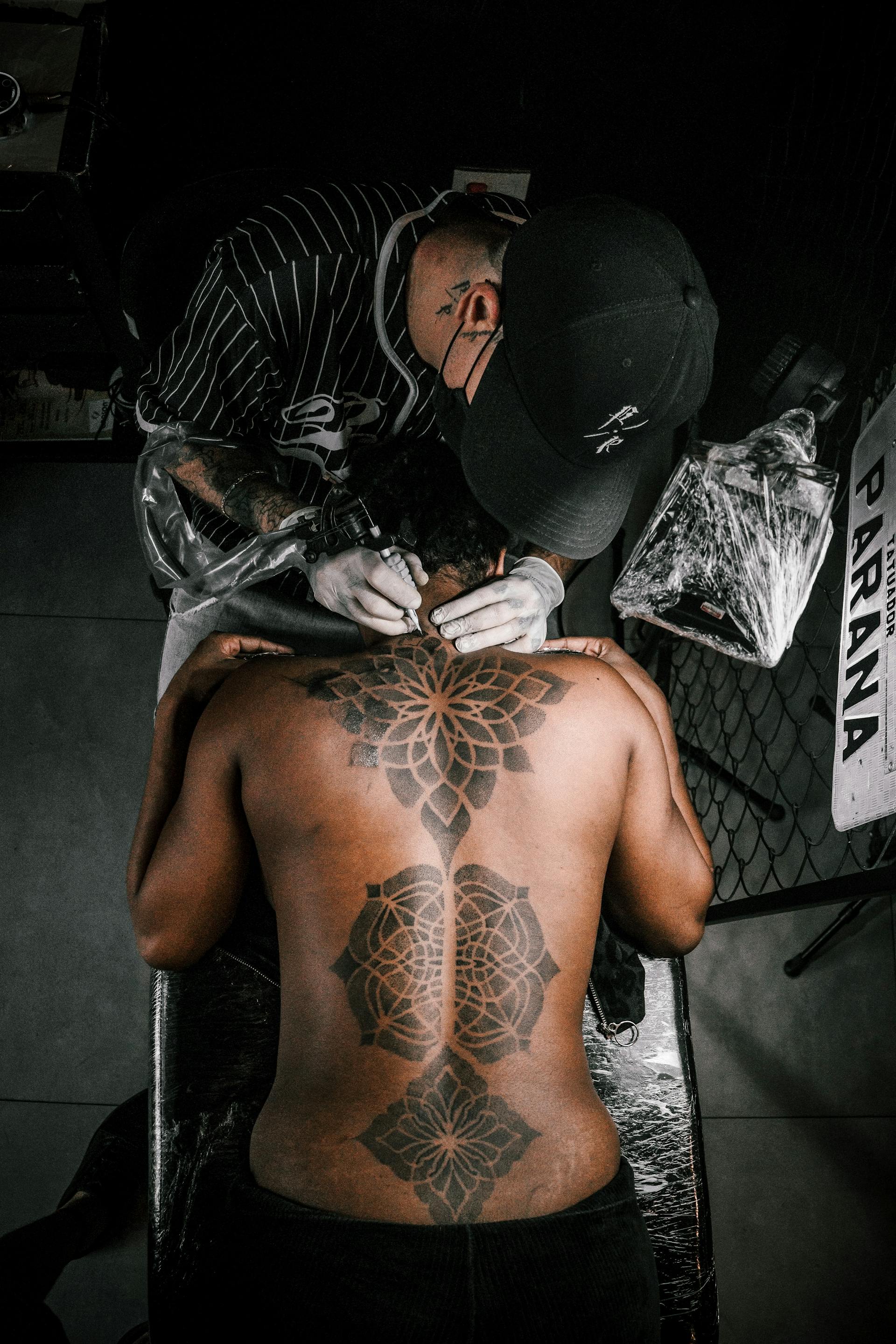 Tatuaje espalda geométrico